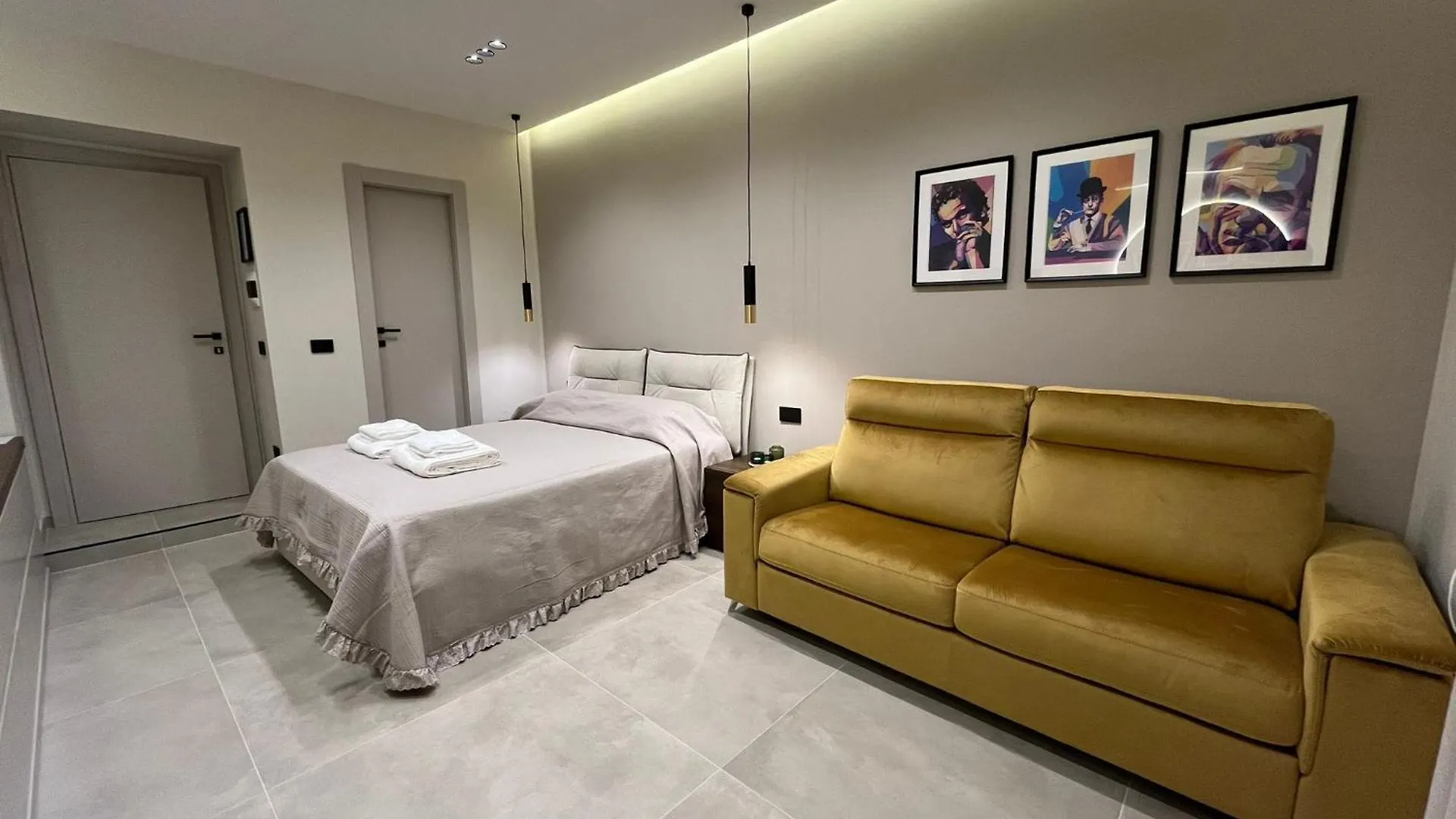 Stay In Naples 0*,  Italie