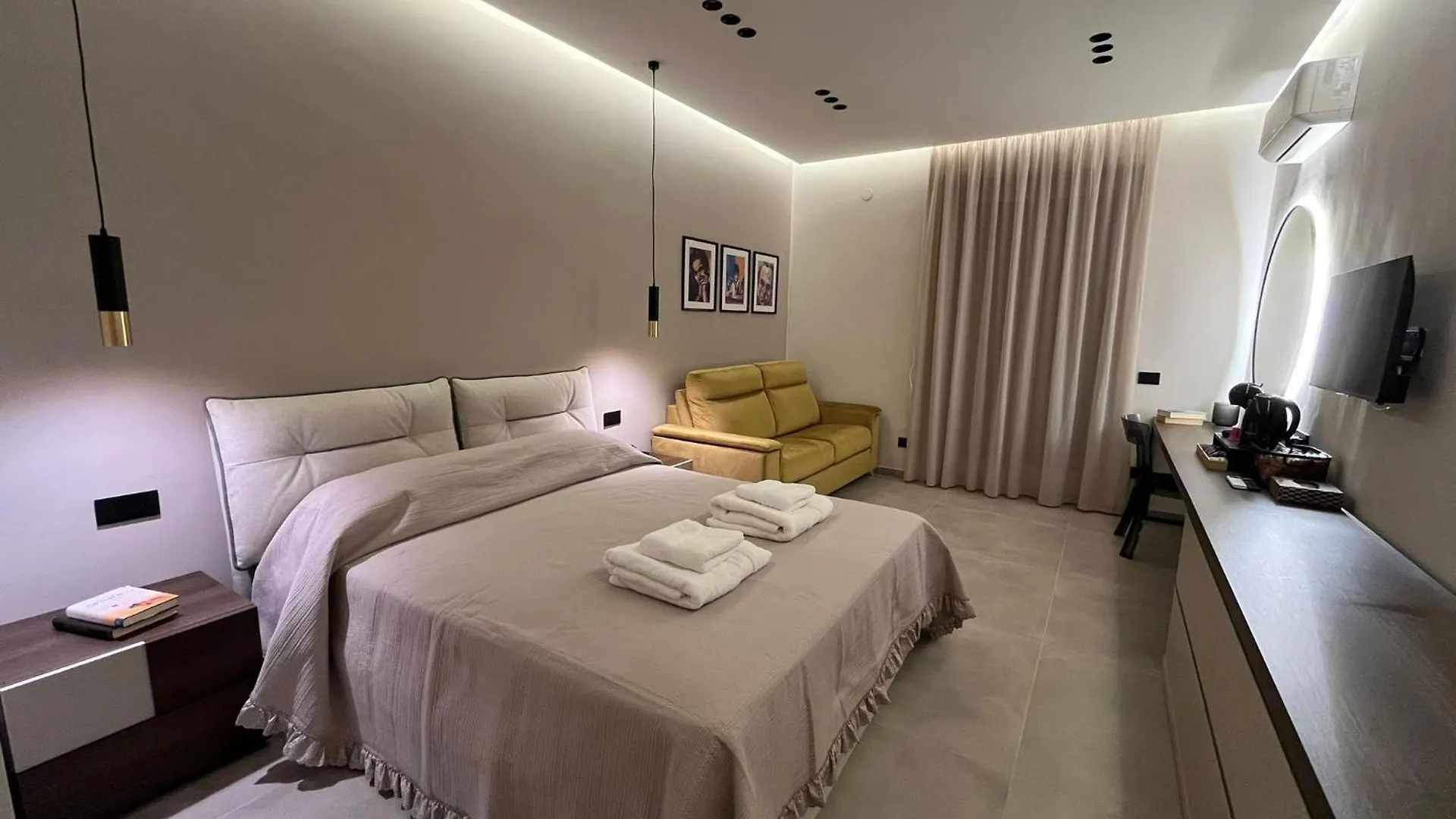 Stay In Naples 0*,