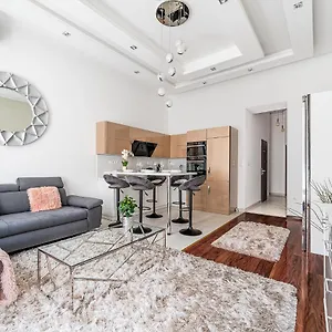  דירה Luxury With Free Garage And Balcony In The Center הונגריה